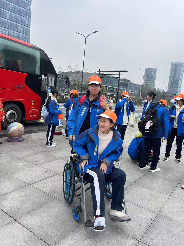 一份小温暖，衢州一所学校同学推着骨折女生去杭州研学