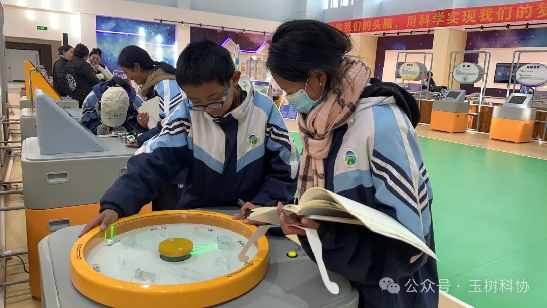 玉树州科协、玉树州科技馆联合州民族中学开展“全国宪法宣传日”暨科技馆实践科普研学活动