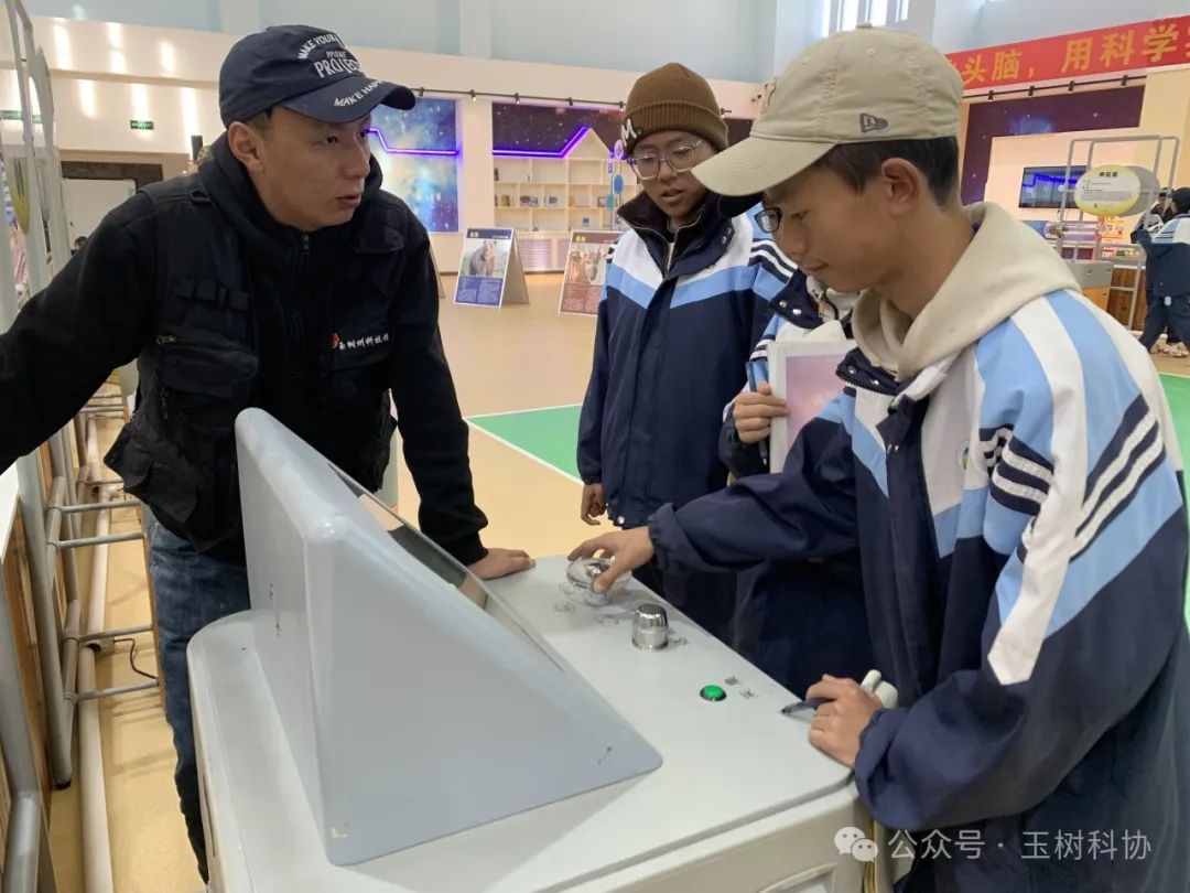 玉树州科协、玉树州科技馆联合州民族中学开展“全国宪法宣传日”暨科技馆实践科普研学活动