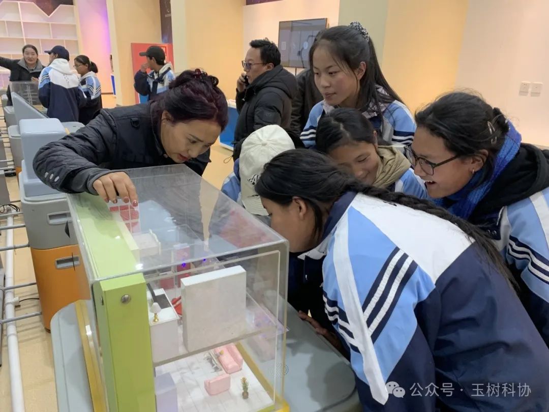 玉树州科协、玉树州科技馆联合州民族中学开展“全国宪法宣传日”暨科技馆实践科普研学活动
