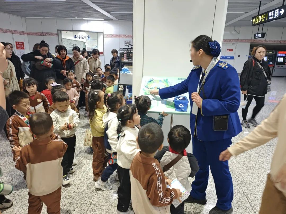 活动 | 萌娃地铁研学之旅 探索绿色出行奥秘