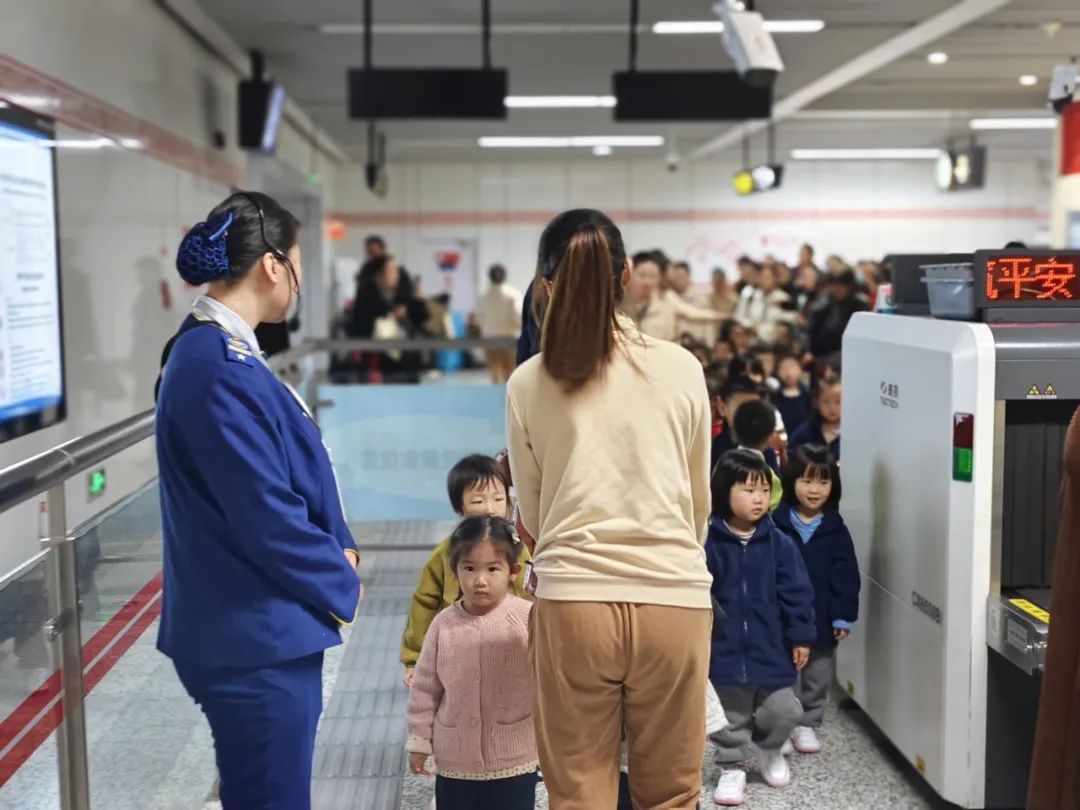 活动 | 萌娃地铁研学之旅 探索绿色出行奥秘