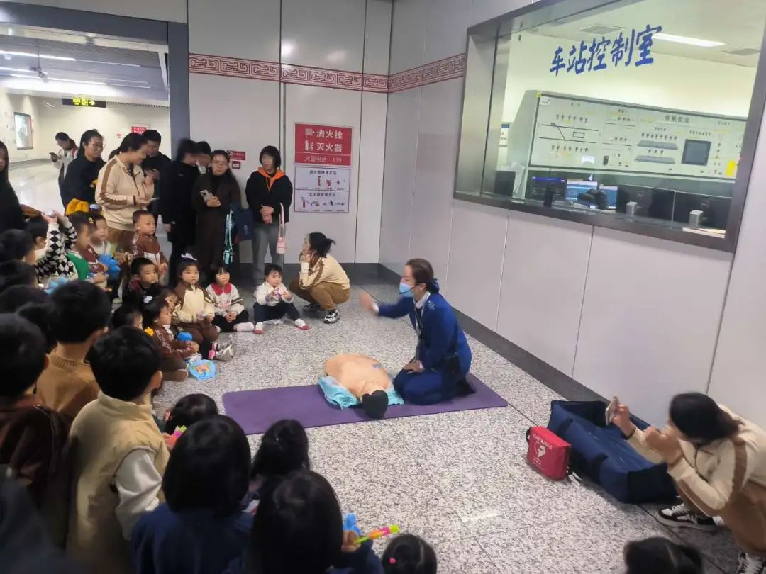 活动 | 萌娃地铁研学之旅 探索绿色出行奥秘